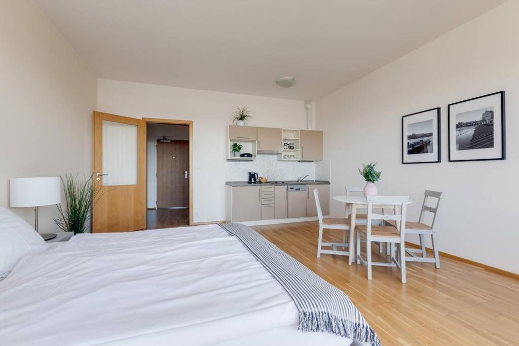 Jt'S Apartments Korunni Str. Prága Kültér fotó