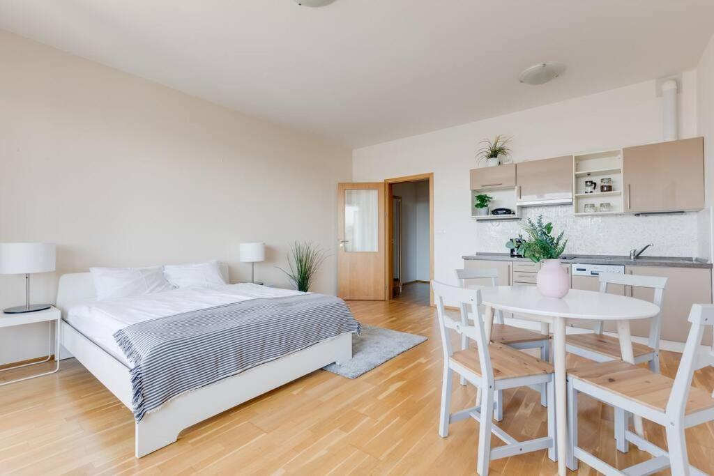 Jt'S Apartments Korunni Str. Prága Kültér fotó