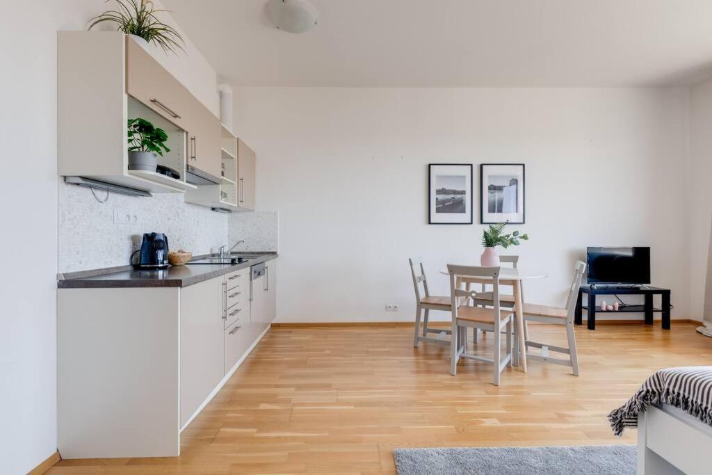 Jt'S Apartments Korunni Str. Prága Kültér fotó
