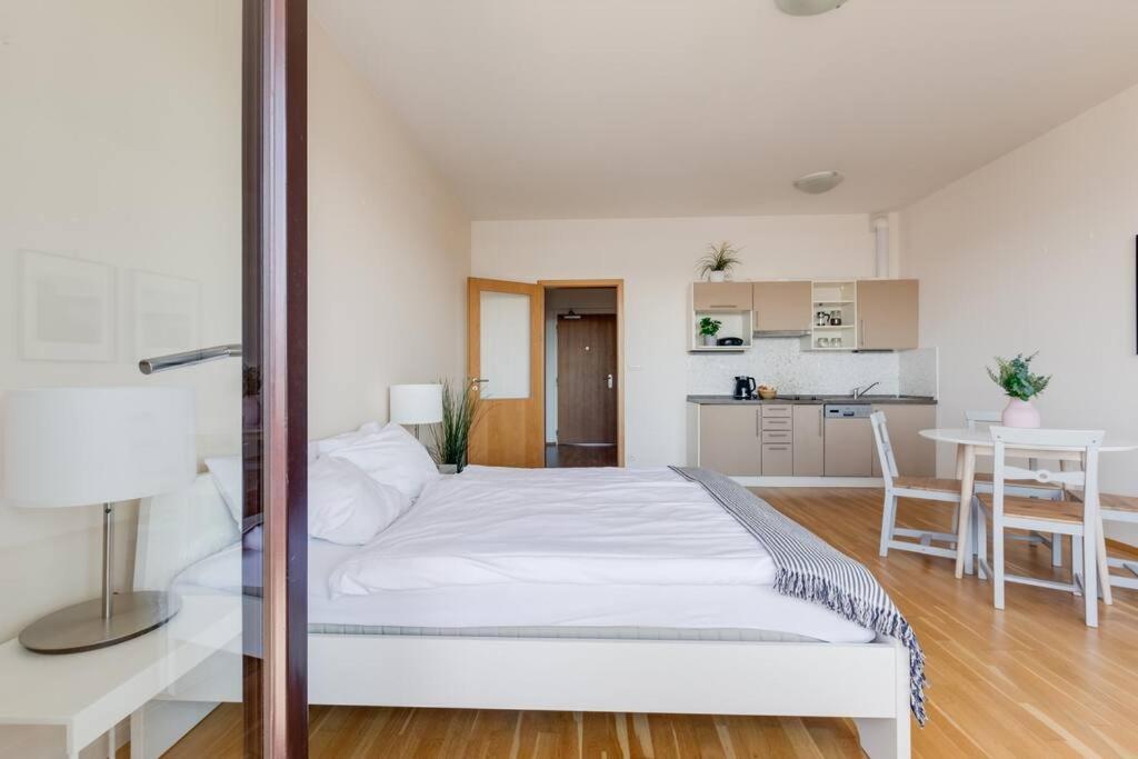 Jt'S Apartments Korunni Str. Prága Kültér fotó